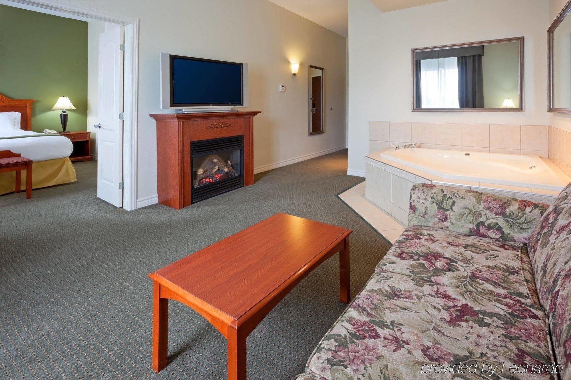 Holiday Inn Express Hotel & Suites 1000 Islands - Gananoque By Ihg Buitenkant foto